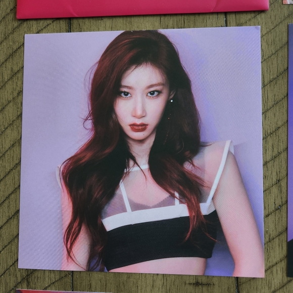 5 PCS K-POP ITZY ALBUM "GUESS WHO?" OFFICIAL LIMITED EDITION POSTCARDS W SLEEVE - Picture 7 of 14